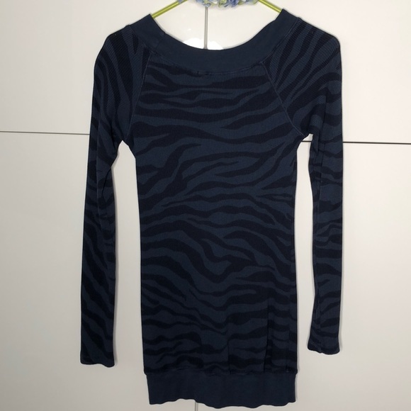 SPLENDID Navy and Black  Zebra Print Long Top - Picture 5 of 6